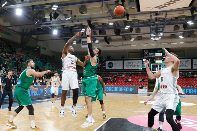 Basketball FIBA Europa Cup 4 Matchday Group A Round 1 at Oberfrankenhalle in Bayreuth Season 2021 2022 Medi Bayreuth vs Kapfenberg Bulls Cameron Wells Medi Bayreuth 22 left Dejan Cigoja Kapfenberg Bulls 10 right