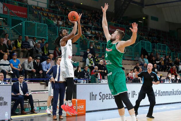 Basketball FIBA Europa Cup 4 Matchday Group A Round 1 at Oberfrankenhalle in Bayreuth Season 2021 2022 Medi Bayreuth vs Kapfenberg Bulls Marcus Thornton Medi Bayreuth 3 left Milos Grubor Kapfenberg Bulls 9 right