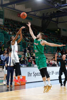 Basketball FIBA Europa Cup 4 Matchday Group A Round 1 at Oberfrankenhalle in Bayreuth Season 2021 2022 Medi Bayreuth vs Kapfenberg Bulls Marcus Thornton Medi Bayreuth 3 left Milos Grubor Kapfenberg Bulls 9 right