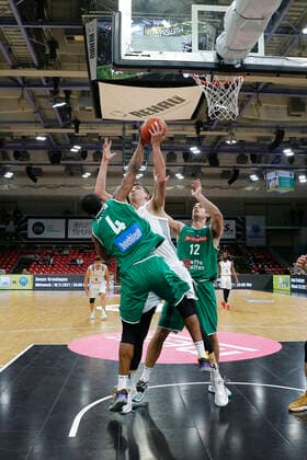 Basketball FIBA Europa Cup 4 Matchday Group A Round 1 at Oberfrankenhalle in Bayreuth Season 2021 2022 Medi Bayreuth vs Kapfenberg Bulls Andreas Seiferth Medi Bayreuth 11 centre Kareem Jamar Kapfenberg Bulls 4 left