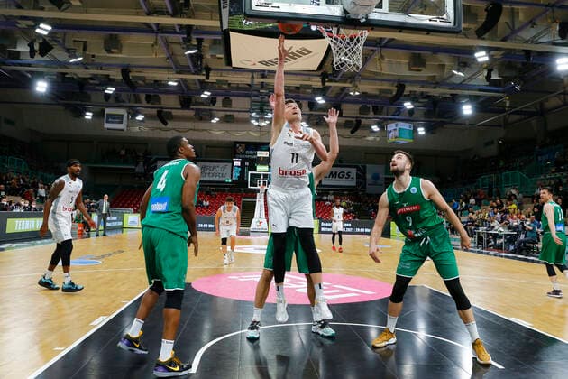 Basketball FIBA Europa Cup 4 Matchday Group A Round 1 at Oberfrankenhalle in Bayreuth Season 2021 2022 Medi Bayreuth vs Kapfenberg Bulls Andreas Seiferth Medi Bayreuth 11 centre Kareem Jamar Kapfenberg Bulls 4 left
