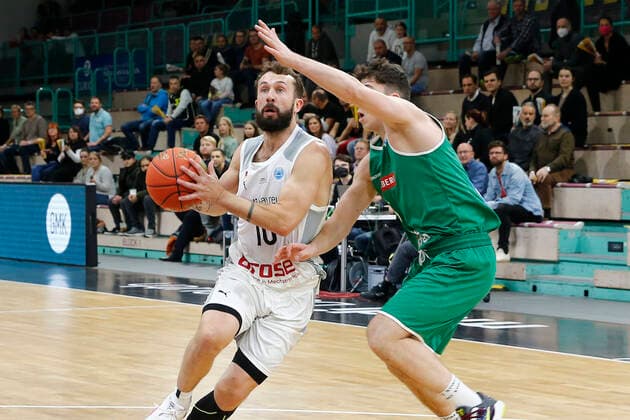 Basketball FIBA Europa Cup 4 Matchday Group A Round 1 at Oberfrankenhalle in Bayreuth Season 2021 2022 Medi Bayreuth vs Kapfenberg Bulls Bastian Doreth Medi Bayreuth 10 left Elias Podany Kapfenberg Bulls 6 right
