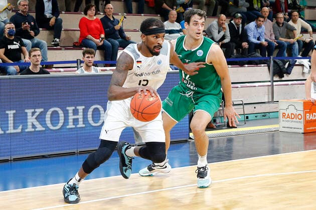 Basketball FIBA Europa Cup 4 Matchday Group A Round 1 at Oberfrankenhalle in Bayreuth Season 2021 2022 Medi Bayreuth vs Kapfenberg Bulls Terry Allen Medi Bayreuth 15 left Nemanja Krstic Kapfenberg Bulls 12 right