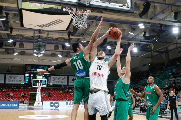 Basketball FIBA Europa Cup 4 Matchday Group A Round 1 at Oberfrankenhalle in Bayreuth Season 2021 2022 Medi Bayreuth vs Kapfenberg Bulls Martynas Sajus Medi Bayreuth 19 centre Dejan Cigoja Kapfenberg Bulls 10 left