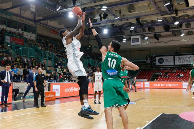 Basketball FIBA Europa Cup 4 Matchday Group A Round 1 at Oberfrankenhalle in Bayreuth Season 2021 2022 Medi Bayreuth vs Kapfenberg Bulls Terry Allen Medi Bayreuth 15 left Dejan Cigoja Kapfenberg Bulls 10 right