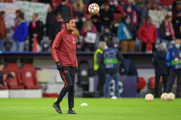 Football, UEFA Champions League, 20211102, FC Bayern Munich Benfica Lisbon In picture Co coach of FC Bayern Munich Dino TOPPMÖLLER Toppmoeller Toppmoller warming up juggles dangles ball Munich Allianz Arena Bayern Germany Copyright: Passion2Press MarkusxFischerx