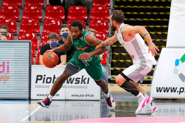 Basketball FIBA Europa Cup 4 Matchday Group A Round 1 at Oberfrankenhalle in Bayreuth Season 2021 2022 Medi Bayreuth vs Kapfenberg Bulls Bastian Doreth Medi Bayreuth 10 right Joshua Scott Kapfenberg Bulls 5 left