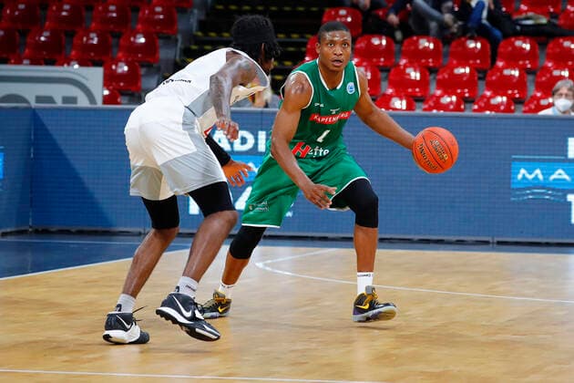 Basketball FIBA Europa Cup 4 Matchday Group A Round 1 at Oberfrankenhalle in Bayreuth Season 2021 2022 Medi Bayreuth vs Kapfenberg Bulls Sacar Anim Medi Bayreuth 2 left Kareem Jamar Kapfenberg Bulls 4 right