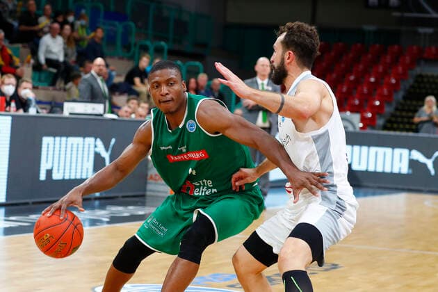 Basketball FIBA Europa Cup 4 Matchday Group A Round 1 at Oberfrankenhalle in Bayreuth Season 2021 2022 Medi Bayreuth vs Kapfenberg Bulls Bastian Doreth Medi Bayreuth 10 right Kareem Jamar Kapfenberg Bulls 4 left
