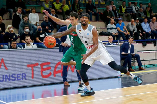 Basketball FIBA Europa Cup 4 Matchday Group A Round 1 at Oberfrankenhalle in Bayreuth Season 2021 2022 Medi Bayreuth vs Kapfenberg Bulls Terry Allen Medi Bayreuth 15 right Nemanja Krstic Kapfenberg Bulls 12 left
