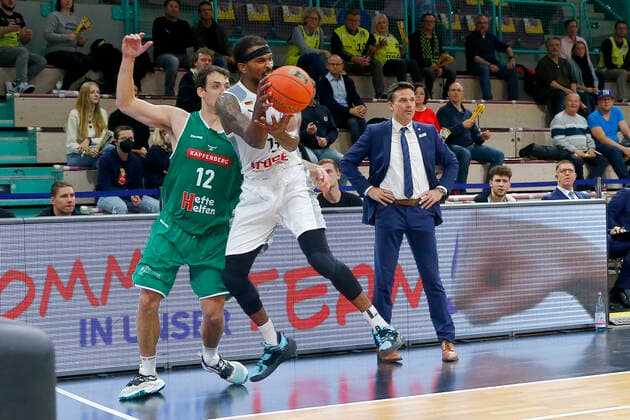 Basketball FIBA Europa Cup 4 Matchday Group A Round 1 at Oberfrankenhalle in Bayreuth Season 2021 2022 Medi Bayreuth vs Kapfenberg Bulls Terry Allen Medi Bayreuth 15 right Nemanja Krstic Kapfenberg Bulls 12 left