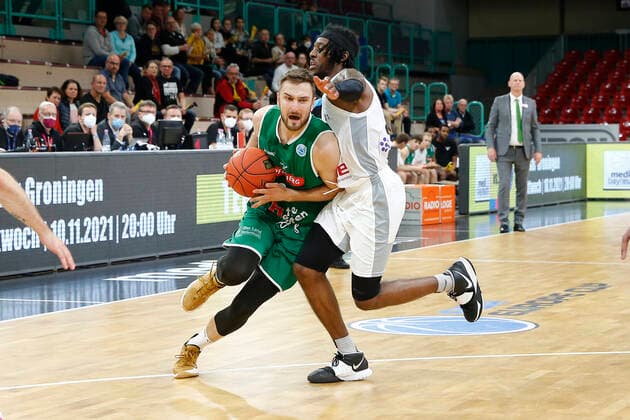 Basketball FIBA Europa Cup 4 Matchday Group A Round 1 at Oberfrankenhalle in Bayreuth Season 2021 2022 Medi Bayreuth vs Kapfenberg Bulls Sacar Anim Medi Bayreuth 2 right Milos Grubor Kapfenberg Bulls 9 left