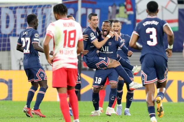 Bilder des Jahres 2021, Sport 11 November Sport Themen der Woche KW44 Sport Bilder des Tages GER, Champions League, Gruppenphase, RB Leipzig - Paris Saint-Germain 03.11.2021 , Leipzig, Red Bull Arena, GER, Saison 2021 2022, UEFA Champions League, Gruppenphase, Gruppe A, Spiel 4 von 6 RasenBallsport Leipzig vs FC Paris Saint-Germain im Bild Torjubel PSG nach dem Tor zum 1:2 durch Georginio Wijnaldum DFL regulations prohibit any use of photographs as image sequences and or quasi-video *** GER, Champions League, Group Stage, RB Leipzig Paris Saint Germain 03 11 2021 , Leipzig, Red Bull Arena, GER, Season 2021 2022, UEFA Champions League, Group Stage, Group A, Match 4 of 6 RasenBallsport Leipzig vs FC Paris Saint Germain in picture Goal celebration PSG after Georginio Wijnaldums goal to make it 1 2 DFL regulations prohibit any use of photographs as image sequences and or quasi video