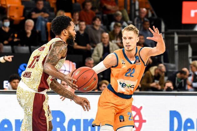 GER, EuroCup, ratiopharm ulm vs Umana Reyer Venice 03 11 2021, ratiopharm arena, Neu Ulm, GER, EuroCup, ratiopharm ulm vs Umana Reyer Venice, pictured Tarik Phillip Venice, 12 , Thomas Klepeisz Ulm, 22 nordphotoxGmbHx xHafner nph00200