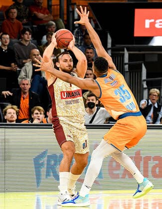 GER, EuroCup, ratiopharm ulm vs Umana Reyer Venice 03 11 2021, ratiopharm arena, Neu Ulm, GER, EuroCup, ratiopharm ulm vs Umana Reyer Venice, pictured Stefano Tonut Venice, 7 , Karim Jallow Ulm, 35 nordphotoxGmbHx xHafner nph00200