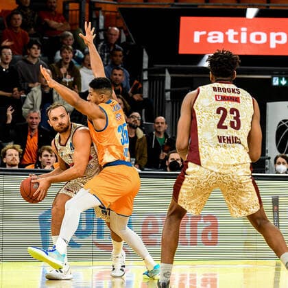 GER, EuroCup, ratiopharm ulm vs Umana Reyer Venice 03 11 2021, ratiopharm arena, Neu Ulm, GER, EuroCup, ratiopharm ulm vs Umana Reyer Venice, in picture Karim Jallow Ulm, 35 prevents pass from Stefano Tonut Venice, 7 to Jeff Brooks Venice, 23 nordphotoxGmbHx xHafner nph00200