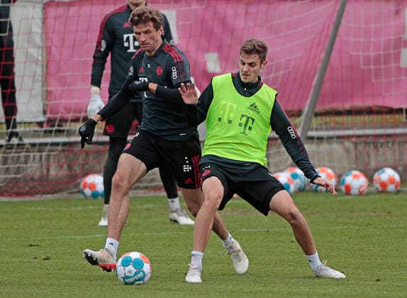 03 11 2021, FC Bayern training, Munich, football, in the picture Thomas Mueller FCB vs Josip Stanisic FCB