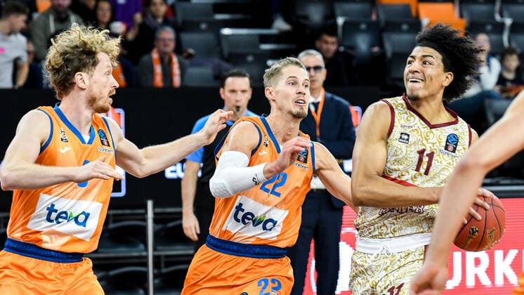 GER, EuroCup, ratiopharm ulm vs Umana Reyer Venice 03 11 2021, ratiopharm arena, Neu Ulm, GER, EuroCup, ratiopharm ulm vs Umana Reyer Venice, in picture Per Günther Guenther Ulm, 6 , Thomas Klepeisz Ulm, 22 , Victor Sander Venice, 11 nordphotoxGmbHx xHafner nph00200