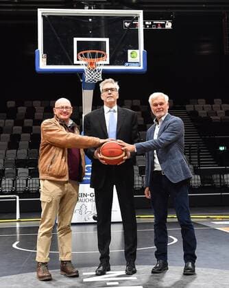 04 11 2021 Basketball Press conference in the run-up to the international match between Germany and Estonia on 25 11 2021 in the Kia Metropol Arena Nuremberg from left Michael Kaiser Director Kia Metropol Arena Gordon Herbert National coach Head coach Germany Armin Andres Vice President DBB