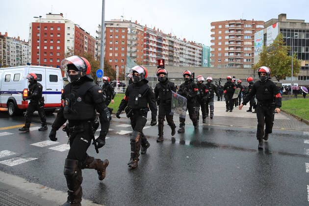 SOCCER - UEFA EL, Sociedad vs Sturm SAN SEBASTIAN,SPAIN,04.NOV.21 - SOCCER - UEFA Europa League, group stage, Real Sociedad vs SK Sturm Graz. Image shows police officers.  GEPAxpictures xMarioxBuehner