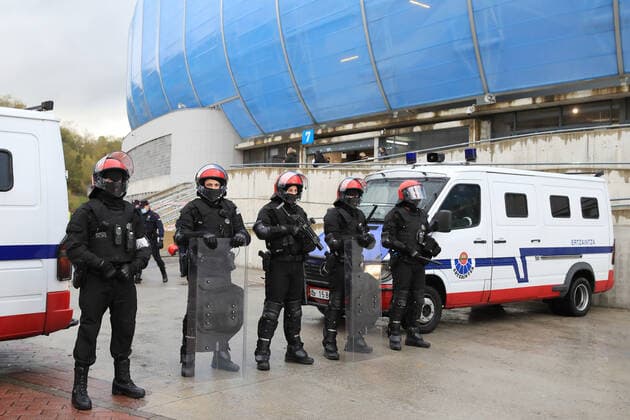 SOCCER - UEFA EL, Sociedad vs Sturm SAN SEBASTIAN,SPAIN,04.NOV.21 - SOCCER - UEFA Europa League, group stage, Real Sociedad vs SK Sturm Graz. Image shows police officers and cars.  GEPAxpictures xMarioxBuehner