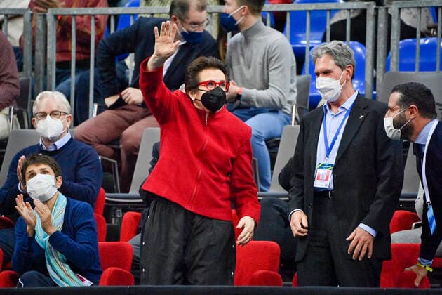 Bilder des Jahres 2021, Sport 11 November Sport Themen der Woche KW44 Sport Bilder des Tages American former tennis player Billie Jean King greets fans during Group D match Viktorija Golubic of Switzerland against Czech Marketa Vondrousova during the women’s tennis Billie Jean King Cup (former Fed Cup) in Prague, Czech Republic, November 4, 2021. (CTKxPhoto VitxSimanek) CTKPhotoP2021110408306  VIS 006