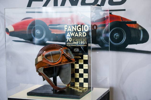 Juan Manuel Fangio replica helmet for the pole position during the Formula 1 Gran Premio De La Ciudad De Mexico 2021, Mexico City Grand Prix, 18th round of the 2021 FIA Formula One World Championship, WM, Weltmeisterschaft from November 5 to 7, 2021 on the Autodromo Hermanos Rodriguez, in Mexico City, Mexico - F1 - MEXICO CITY GRAND PRIX 2021 DPPI Panoramic  20211104_GOODEN_FGO09534