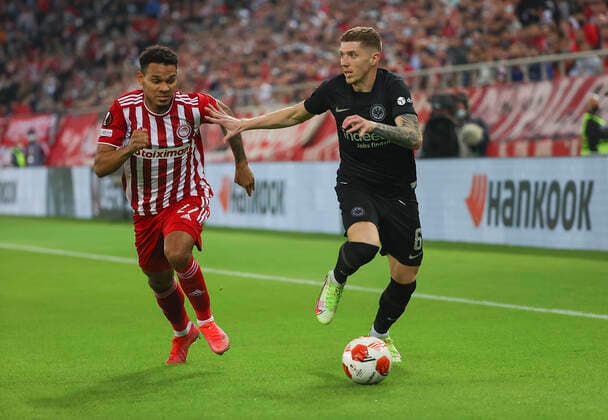 04 11 2021, Football UEFA Europa League, Olympiakos Piraeus Eintracht Frankfurt, emonline, despor, emspor, v l , Kenny Lala Olympiakos Piraeus ,Kristijan Jakic Eintracht Frankfurt DFL DFB REGULATES PROHIBIT ANY USE OF PHOTOGRAPHS AS IMAGE SEQUENCES AND OR QUASI VIDEO xdcx Copyright: HMBxMedia Claus