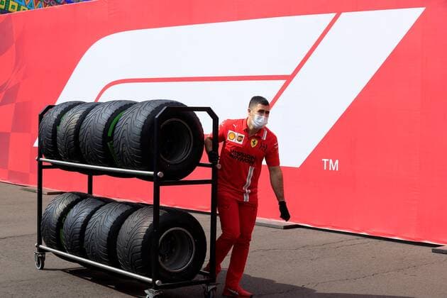 Ferrari team personnel during the preparations for the Mexican Grand Prix in Mexico City, Mexico, 04 November 2021. EFE Carlos Ramirez Grand Prix of Mexico !ACHTUNG: NUR REDAKTIONELLE NUTZUNG!  Copyright: xCarlosxEduardoxRamírezx AME4653 20211104-7dac7fcdac6ed1c5701810a33d59179f2a32ba67