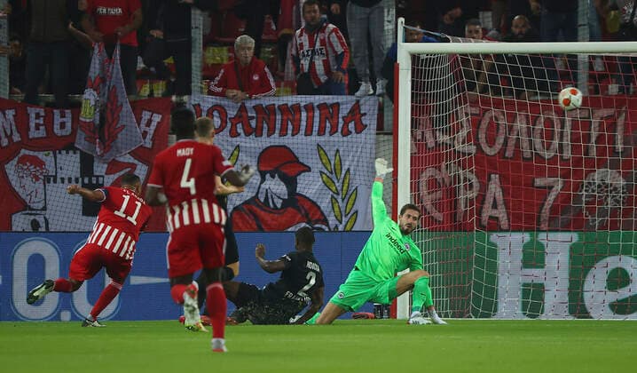 04 11 2021, Football UEFA Europa League, Olympiakos Piraeus Eintracht Frankfurt, emonline, despor, emspor, v l , Goal scored, Goal to 1 0 by Youssef El Arabi Olympiakos Piraeus DFL DFB REGULATIONS PROHIBIT ANY USE OF PHOTOGRAPHS AS IMAGE SEQUENCES AND OR QUASI VIDEO xdcx Copyright: HMBxMedia Claus