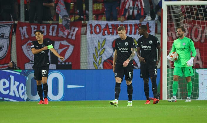 04 11 2021, Football UEFA Europa League, Olympiakos Piraeus Eintracht Frankfurt, emonline, despor, emspor, v l , Makoto Hasebe Eintracht Frankfurt , Kristijan Jakic Eintracht Frankfurt , Evan Ndicka Eintracht Frankfurt disappointed, disappointed looking, dissapointed, sad, frustrated, frustrated DFL DFB REGULATES PROHIBIT ANY USE OF PHOTOGRAPHS AS IMAGE SEQUENCES AND OR QUASI VIDEO xdcx Copyright: HMBxMedia Claus