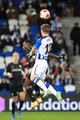 SOCCER - UEFA EL, Sociedad vs Sturm SAN SEBASTIAN,SPAIN,04.NOV.21 - SOCCER - UEFA Europa League, group stage, Real Sociedad vs SK Sturm Graz. Image shows Anderson Niangbo (Sturm) and Mathew Ryan (Real Sociedad).  GEPAxpictures xMarioxBuehner
