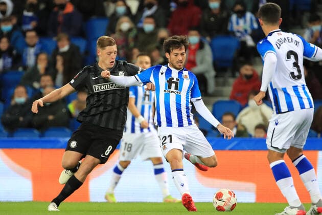 SOCCER - UEFA EL, Sociedad vs Sturm SAN SEBASTIAN,SPAIN,04.NOV.21 - SOCCER - UEFA Europa League, group stage, Real Sociedad vs SK Sturm Graz. Image shows Alexander Prass (Sturm) and David Silva (Real Sociedad).  GEPAxpictures xMarioxBuehner