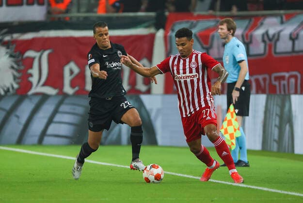 04 11 2021, Football UEFA Europa League, Olympiakos Piraeus Eintracht Frankfurt, emonline, despor, emspor, v l , Timothy Chandler Eintracht Frankfurt , Kenny Lala Olympiakos Piraeus DFL DFB REGULATES PROHIBIT ANY USE OF PHOTOGRAPHS AS IMAGE SEQUENCES AND OR QUASI VIDEO xdcx Copyright: HMBxMedia Claus