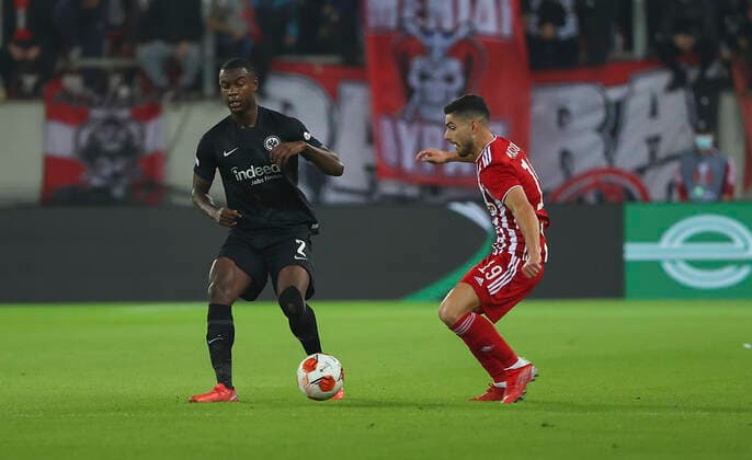 04 11 2021, Football UEFA Europa League, Olympiakos Piraeus Eintracht Frankfurt, emonline, despor, emspor, v l , Evan Ndicka Eintracht Frankfurt , Georgios Masouras Olympiakos Piraeus DFL DFB REGULATES PROHIBIT ANY USE OF PHOTOGRAPHS AS IMAGE SEQUENCES AND OR QUASI VIDEO xdcx Copyright: HMBxMedia Claus