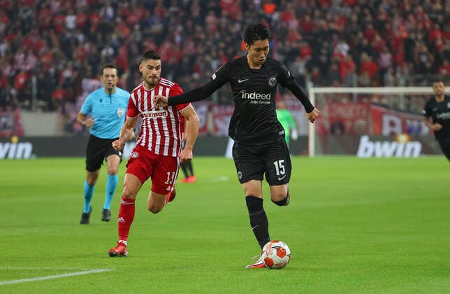 04 11 2021, Football UEFA Europa League, Olympiakos Piraeus Eintracht Frankfurt, emonline, despor, emspor, v l , Georgios Masouras Olympiakos Piraeus , Daichi Kamada Eintracht Frankfurt DFL DFB REGULATIONS PROHIBIT ANY USE OF PHOTOGRAPHS AS IMAGE SEQUENCES AND OR QUASI VIDEO xdcx Copyright: HMBxMedia Claus
