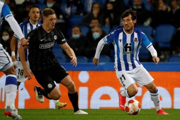 Real Sociedad s midfielder David Silva (R) duels for the ball with Sturm s midfielder Alexander Prass (L) during the UEFA Europa League group B soccer match between Real Sociedad and Sturm Graz at Reale Arena in San Sebastian, Basque Country, Spain, 04 November 2021. Real Sociedad - Sturm Graz !ACHTUNG: NUR REDAKTIONELLE NUTZUNG!  Copyright: xJuanxHerrerox GRAF6161 20211104-eed54940b79cf969e4c8136c70bcc874830f674e