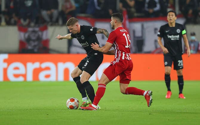 04 11 2021, Football UEFA Europa League, Olympiakos Piraeus Eintracht Frankfurt, emonline, despor, emspor, v l , Kristijan Jakic Eintracht Frankfurt , Georgios Masouras Olympiakos Piraeus DFL DFB REGULATES PROHIBIT ANY USE OF PHOTOGRAPHS AS IMAGE SEQUENCES AND OR QUASI VIDEO xdcx Copyright: HMBxMedia Claus