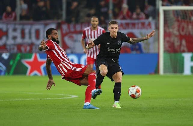 04 11 2021, Football UEFA Europa League, Olympiakos Piraeus Eintracht Frankfurt, emonline, despor, emspor, v l , Yann M Vila Olympiakos Piraeus , Kristijan Jakic Eintracht Frankfurt DFL DFB REGULATES PROHIBIT ANY USE OF PHOTOGRAPHS AS IMAGE SEQUENCES AND OR QUASI VIDEO xdcx Copyright: HMBxMedia Claus
