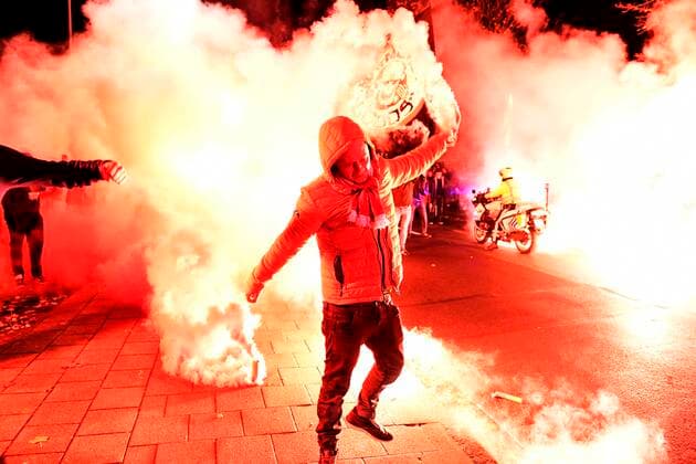 ANTWERPEN, BELGIUM - NOVEMBER 04 : Antwerp fans show their support for the players ahead of the UEFA Europa League Group stage D match between Royal Antwerp FC and Fenerbahce SK on November 4, 2021 in Antwerpen, Belgium, 4 11 2021 ( Royal Antwerp v Fenerbahce SK - UEFA Europa League PhotoNews Panoramic 