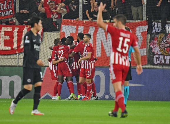 04 11 2021, xjhx, football UEFA Europa League, Olympiakos Piraeus Eintracht Frankfurt emspor, v l goal celebration after the goal celebrating the goal celebrate 1 0 by Youssef El Arabi Olympiakos Piraeus DFL DFB REGULATIONS PROHIBIT ANY USE OF PHOTOGRAPHS as IMAGE SEQUENCES and or QUASI VIDEO Piraeus