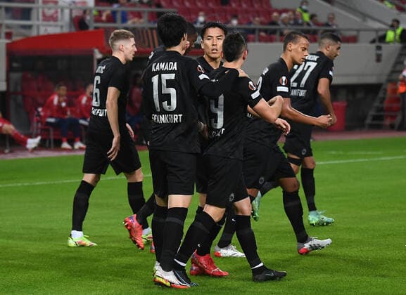 04 11 2021, xjhx, football UEFA Europa League, Olympiakos Piraeus Eintracht Frankfurt emspor, v l goal celebration after goal celebrating the goal celebrate 1 1 by Daichi Kamada Eintracht Frankfurt DFL DFB REGULATIONS PROHIBIT ANY USE OF PHOTOGRAPHS as IMAGE SEQUENCES and or QUASI VIDEO Piraeus