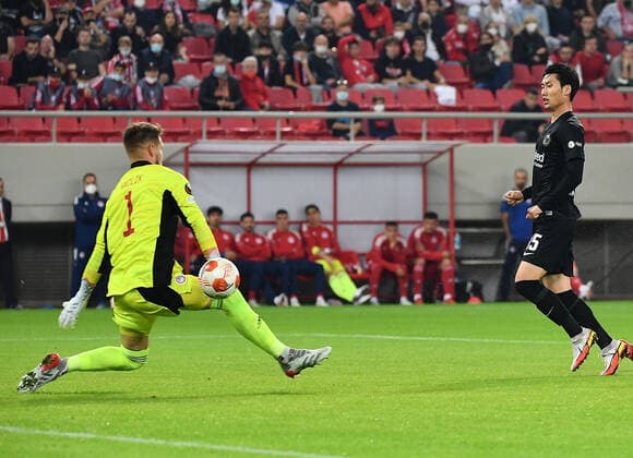 04 11 2021, xjhx, football UEFA Europa League, Olympiakos Piraeus Eintracht Frankfurt emspor, v l Tomas Vaclik Olympiakos Piraeus Daichi Kamada Eintracht Frankfurt scores the Goal 1 1 DFL DFB REGULATIONS PROHIBIT ANY USE OF PHOTOGRAPHS as IMAGE SEQUENCES and or QUASI VIDEO Piraeus
