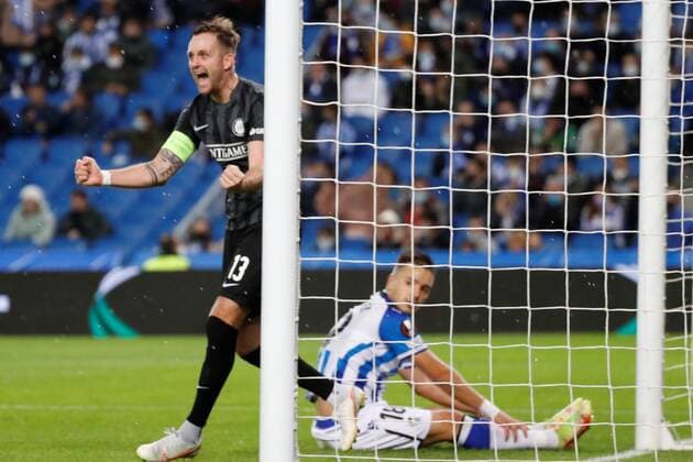 Sturm s striker Jakob Jantscher (L) celebrates after scoring the 0-1 during the UEFA Europa League group B soccer match between Real Sociedad and Sturm Graz at Reale Arena in San Sebastian, Basque Country, Spain, 04 November 2021. Real Sociedad - Sturm Graz !ACHTUNG: NUR REDAKTIONELLE NUTZUNG!  Copyright: xJuanxHerrerox GRAF6208 20211104-546b330869f1da01f1108fe05a2964ccf0c01ebe