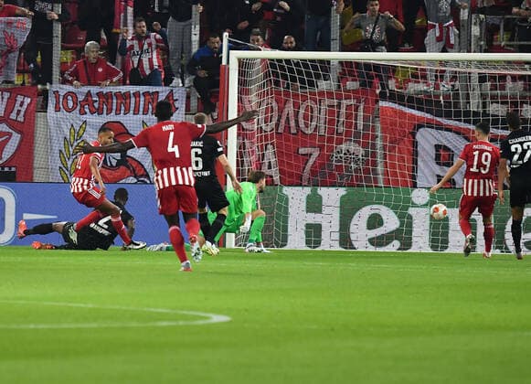 04 11 2021, xjhx, football UEFA Europa League, Olympiakos Piraeus Eintracht Frankfurt emspor, v l Youssef El Arabi Olympiakos Piraeus scores the Goal 1 0 Kevin Trapp Eintracht Frankfurt DFL DFB REGULATIONS PROHIBIT ANY USE OF PHOTOGRAPHS as IMAGE SEQUENCES and or QUASI VIDEO Piraeus