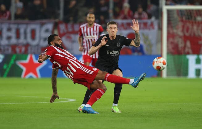 04 11 2021, Football UEFA Europa League, Olympiakos Piraeus Eintracht Frankfurt, emonline, despor, emspor, v l , Yann M Vila Olympiakos Piraeus , Kristijan Jakic Eintracht Frankfurt DFL DFB REGULATES PROHIBIT ANY USE OF PHOTOGRAPHS AS IMAGE SEQUENCES AND OR QUASI VIDEO xdcx Copyright: HMBxMedia Claus