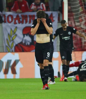 04 11 2021, Football UEFA Europa League, Olympiakos Piraeus Eintracht Frankfurt, emonline, despor, emspor, v l , Sam Lammers Eintracht Frankfurt disappointed, disappointed looking, dissapointed, sad, frustrated, frustrated DFL DFB REGULATES PROHIBIT ANY USE OF PHOTOGRAPHS AS IMAGE SEQUENCES AND OR QUASI VIDEO xdcx Copyright: HMBxMedia Claus
