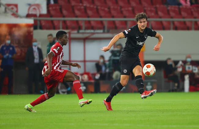 04 11 2021, Football UEFA Europa League, Olympiakos Piraeus Eintracht Frankfurt, emonline, despor, emspor, v l , Aguibou Camara Olympiakos Piraeus , Sam Lammers Eintracht Frankfurt DFL DFB REGULATIONS PROHIBIT ANY USE OF PHOTOGRAPHS AS IMAGE SEQUENCES AND OR QUASI VIDEO xdcx Copyright: HMBxMedia Claus