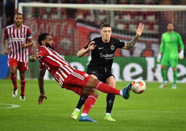 04 11 2021, xjhx, football UEFA Europa League, Olympiakos Piraeus Eintracht Frankfurt emspor, v l Yann MVila Olympiakos Piraeus Kristijan Jakic Eintracht Frankfurt Zweikampf, action, battle for the ball DFL DFB REGULATIONS PROHIBIT ANY USE OF PHOTOGRAPHS as IMAGE SEQUENCES and or QUASI VIDEO Piraeus