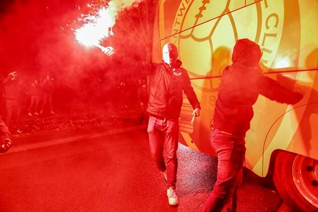 Football, EL, Royal Antwerp fans greet team bus with pyrotechnics